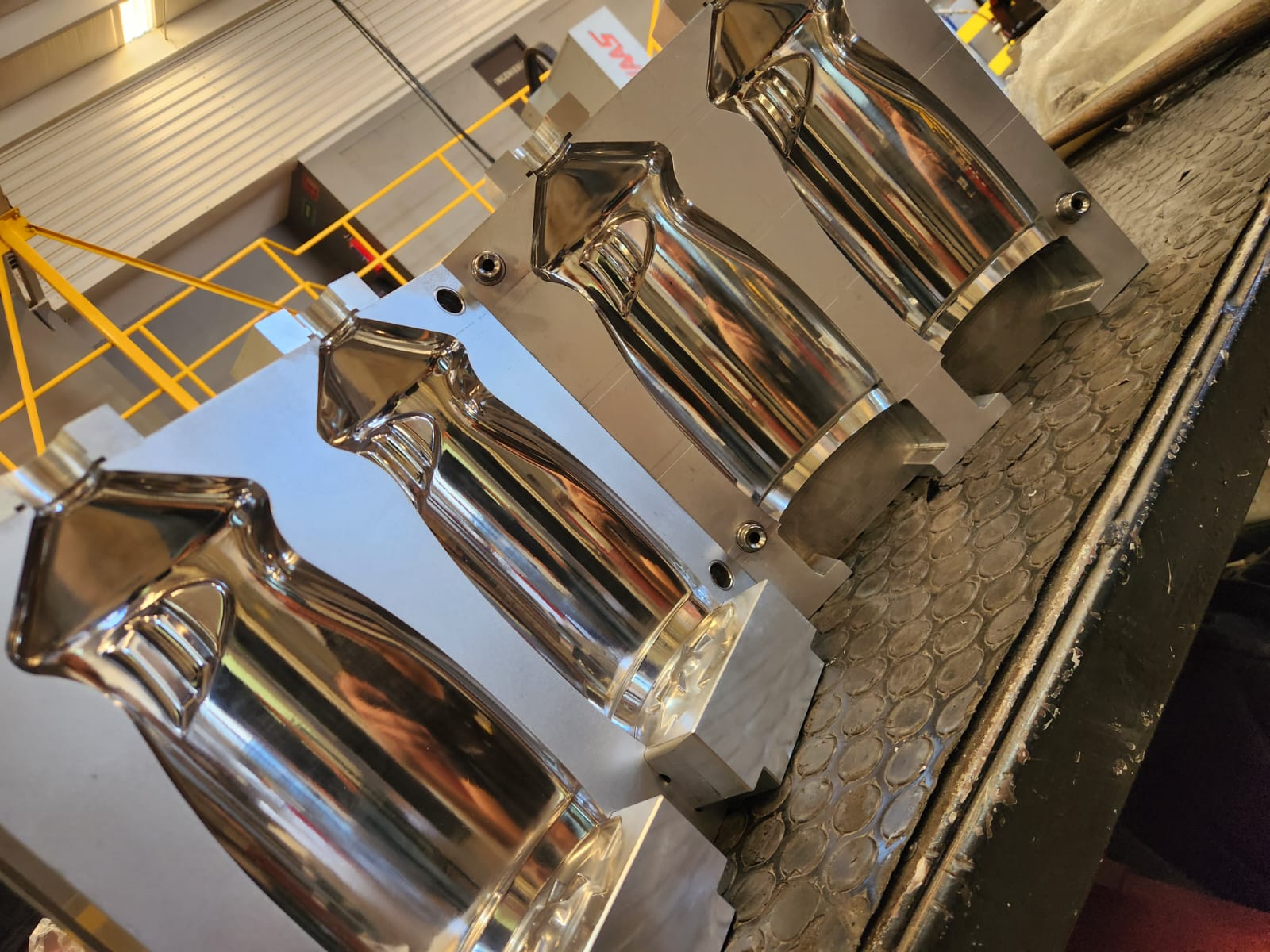 Molde de múltiples cavidades maquinado por MAKINTECH
